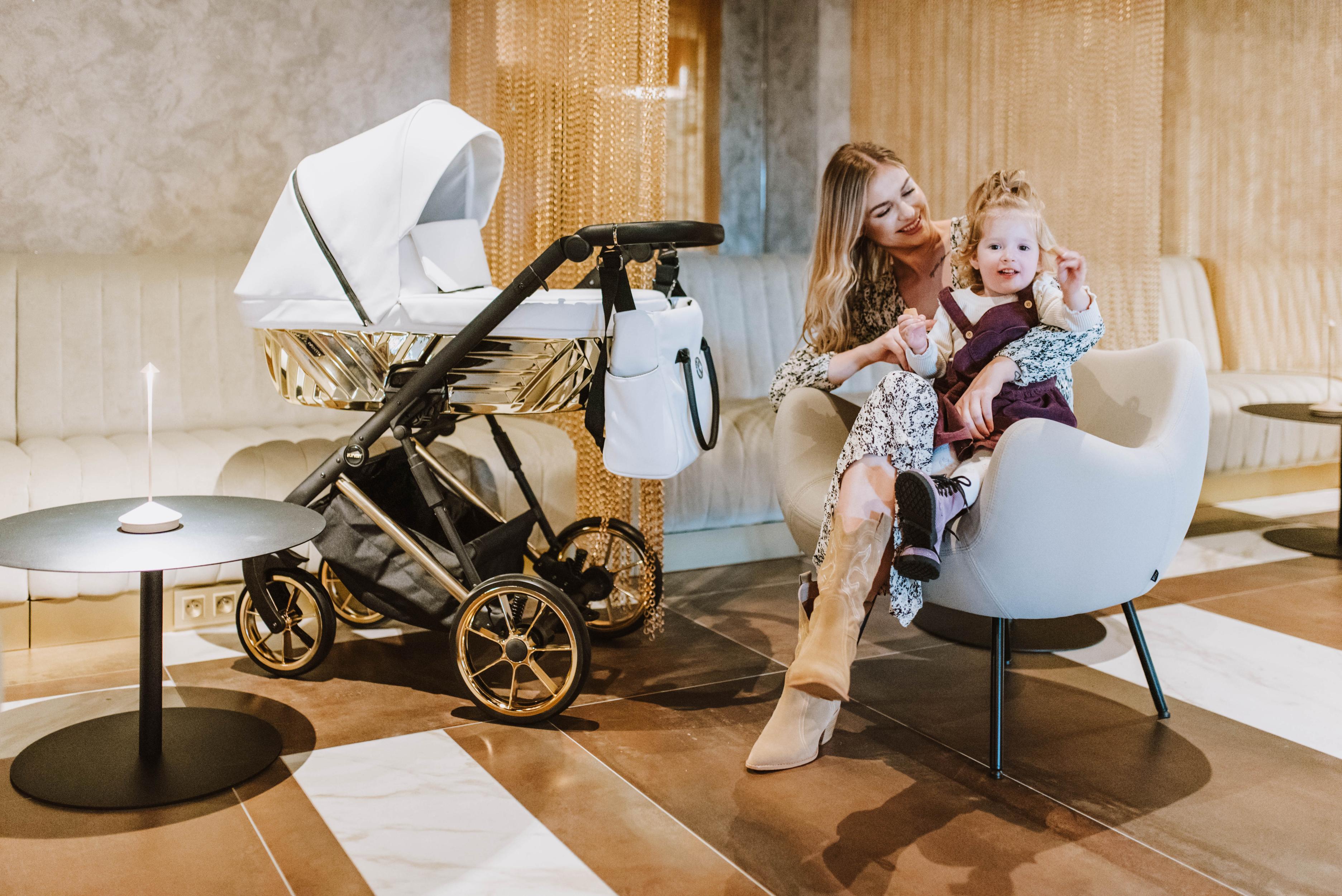 Mutter mit Tochter und dem eleganten Kunert Ivento Premium Glam Kinderwagen
